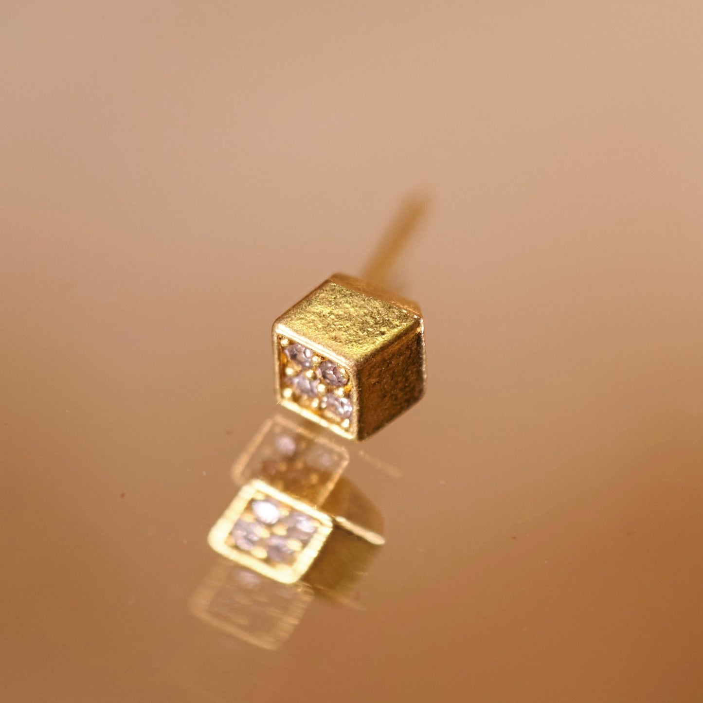 Boucle d’oreille à l’unité Pensée dorée