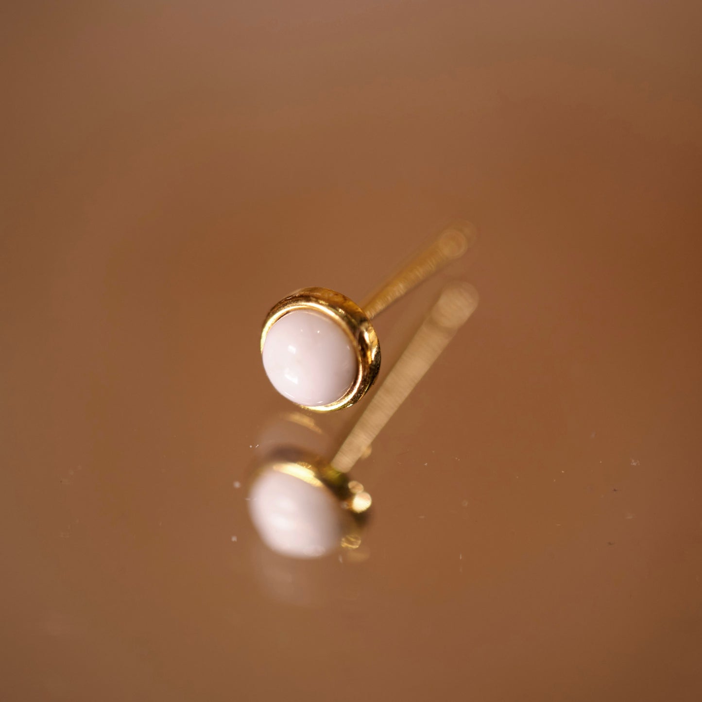 Boucle d’oreille à l’unité Pierre Holite dorée