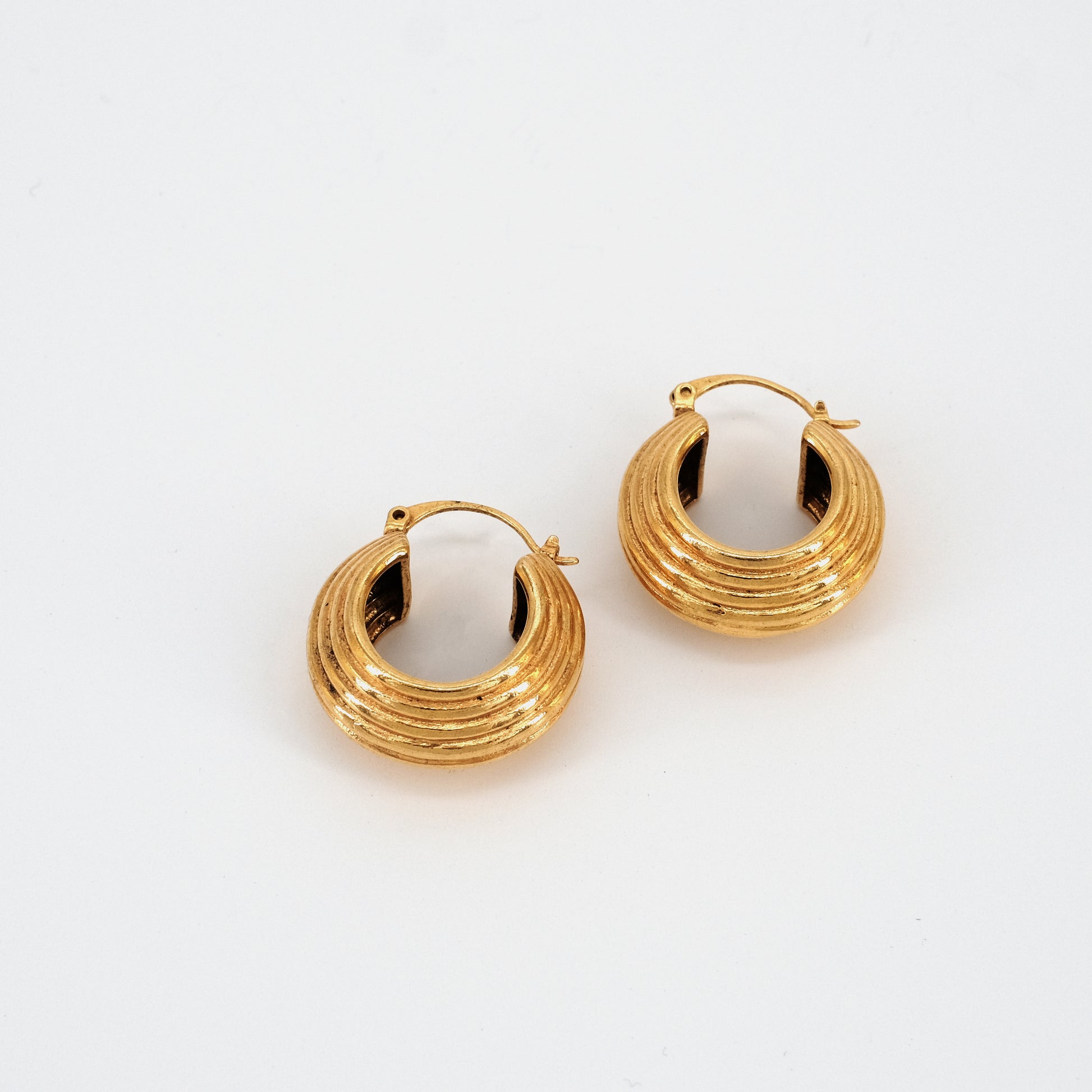 Boucles d'oreilles emblématiques en platine et diamants des années 1950 En vente Boucles d'oreilles emblématiques en platine et diamants des années 1950 En vente