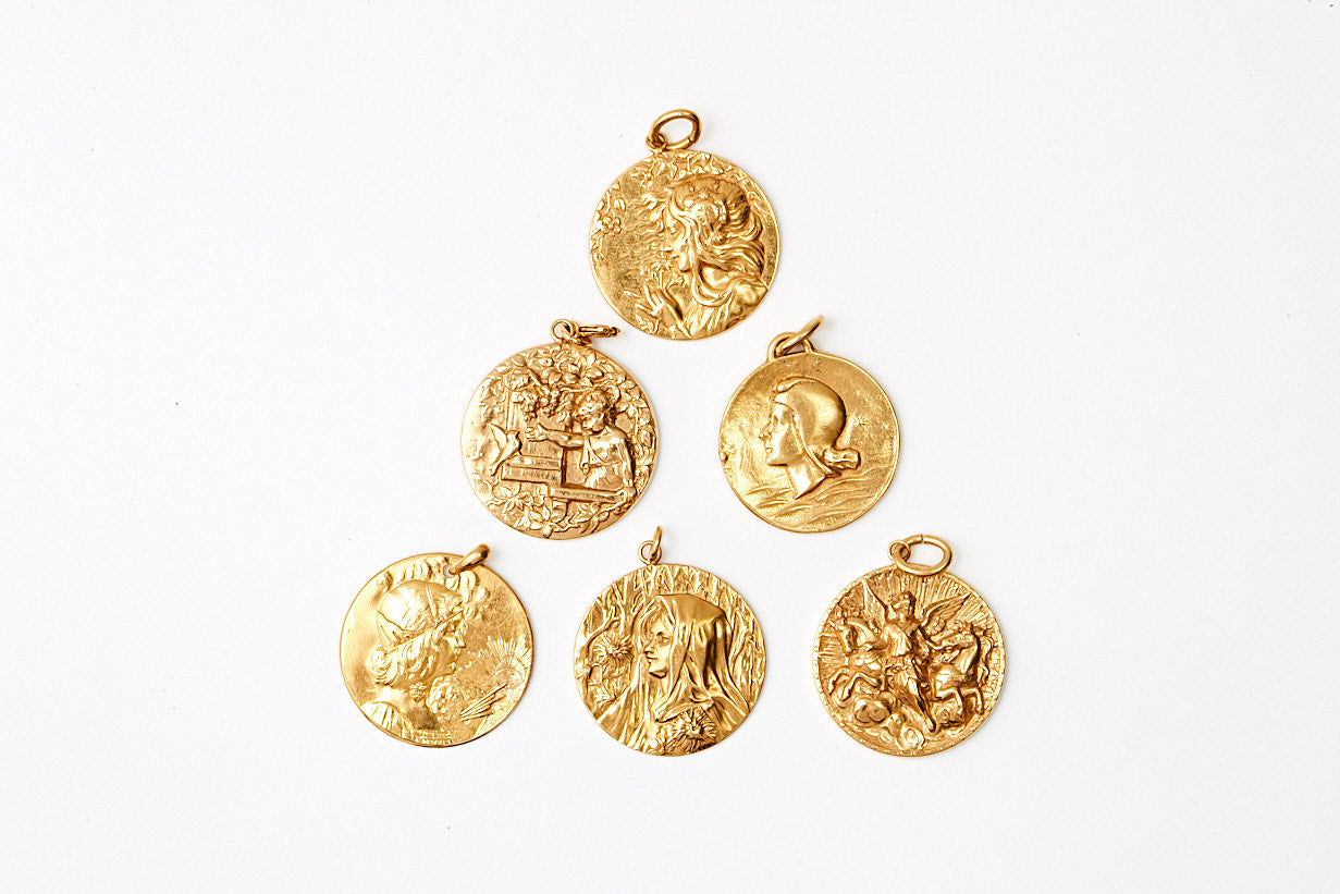 Médailles rondes dorées