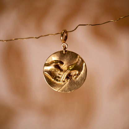 Pendentif Holding Hands doré