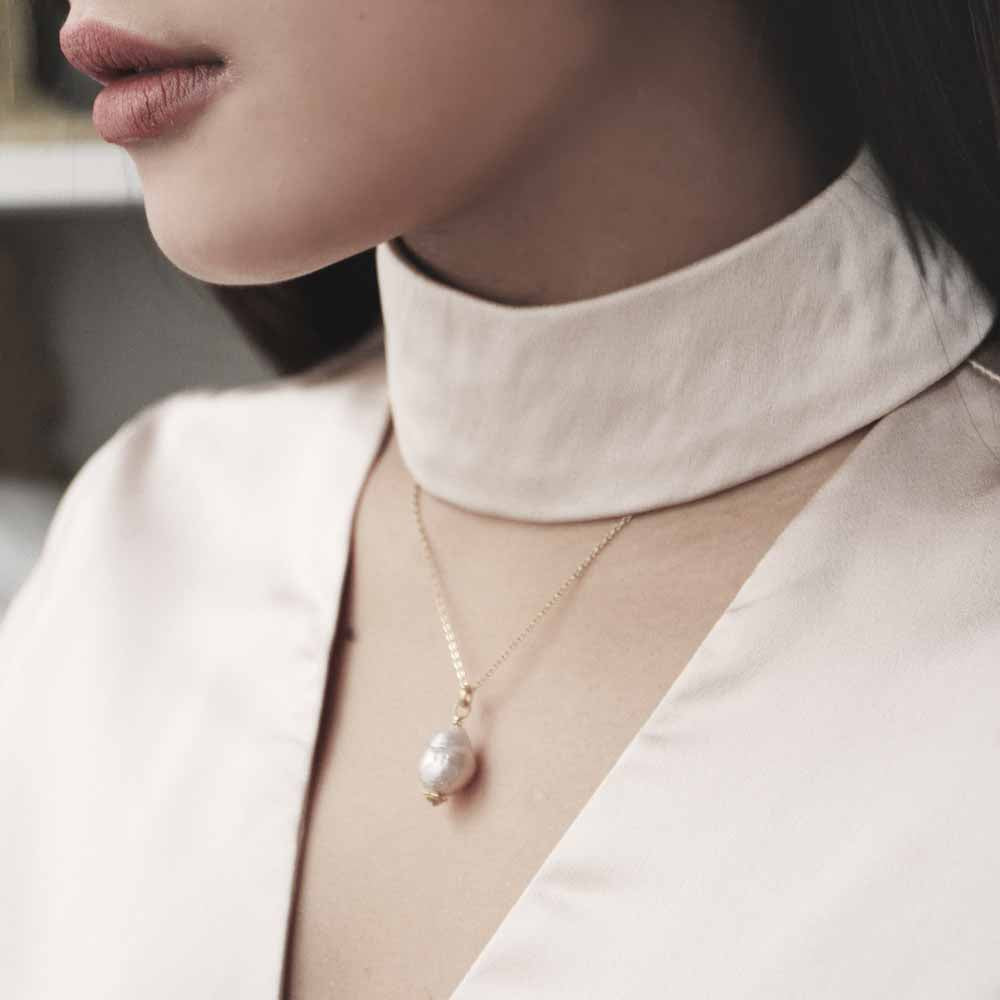 Dina gold necklace